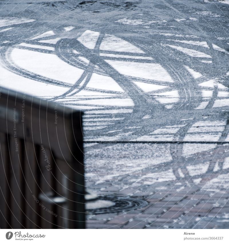 Druckerzeugnis | Reifen auf Schnee Straße Frost kalt Asphalt gefroren grau Linie fahren trist dunkel weiß Winter trüb Gartentür Gartenzaun Straßenbelag