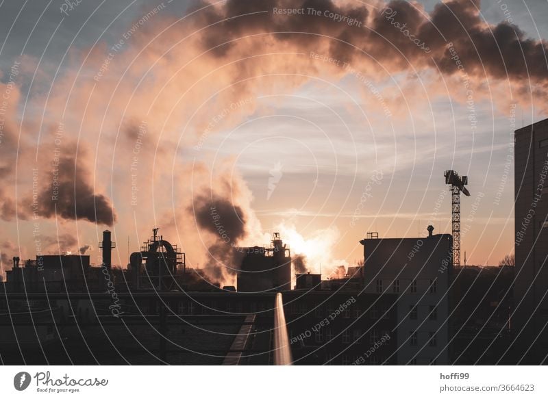 Sonnenaufgang mit Kraftwerk und Industrie Kohlekraftwerk Chemie Chemieindustrie Energiewirtschaft Sonnenuntergang Wolken Schönes Wetter Industrieanlage