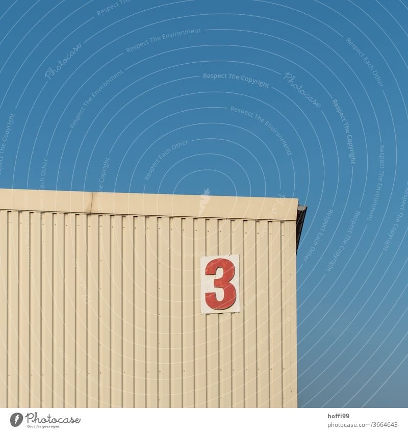 die rote Drei am Lagerschuppen drei 3 Zahl Nummer Ziffern & Zahlen Zeichen Schilder & Markierungen Hausnummer Wand Schriftzeichen Lagerhalle Schuppen