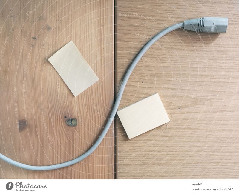 Stromausfall Kabel Stecker Tisch Tischplatte liegen lang dünn Technik & Technologie Elektrisches Gerät Netzstecker Anschluss Verbindung Leitung Notizzettel