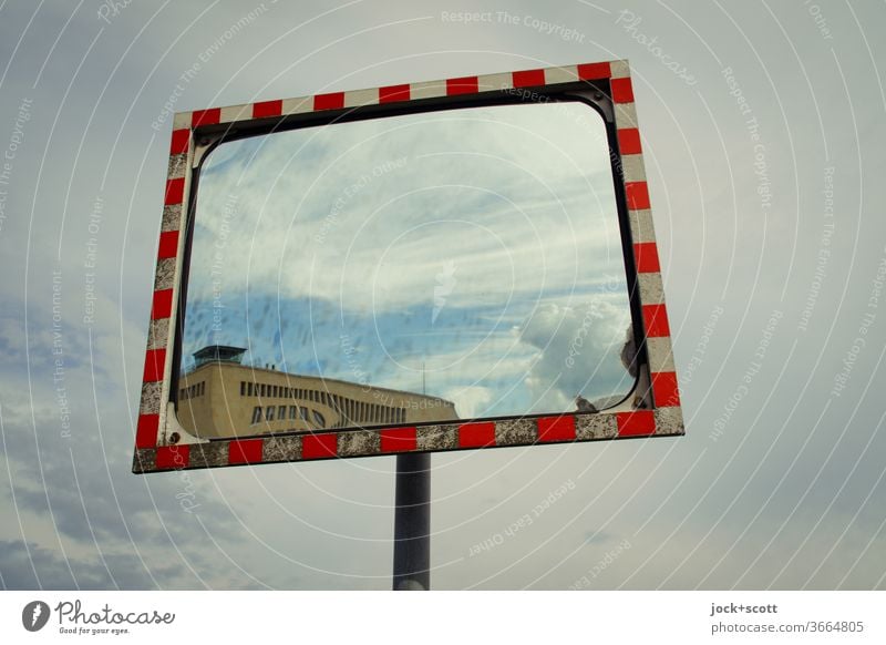 Geschichte im Spiegel der Zeit Verkehrsspiegel Reflexion & Spiegelung abstrakt Perspektive Ferne Sicherheit Design Stimmung konvex Verkehrssicherheit