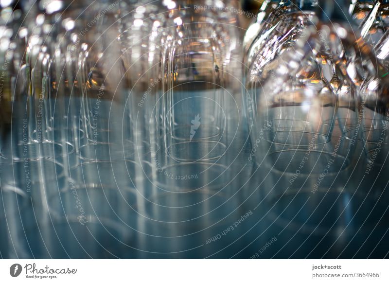 Zu tief ins Glas geschaut Gläser viele Theke Weinglas durchsichtig glänzend Unschärfe elegant Design Gastronomie Strukturen & Formen Kunstlicht Stil