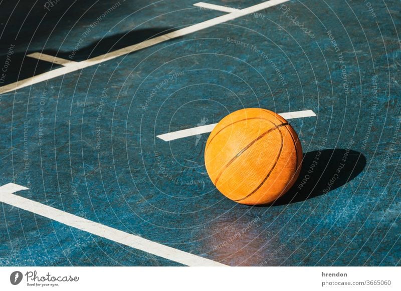 Basketball auf dem Platz Sport Konkurrenz Ball Spiel sportlich wettbewerbsfähig spielen Spielen Übung männlich trainiert. anstrengen Hobby Streichholz