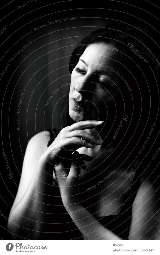 attraktive reife frau, spanien - europa Porträt schön Dame schwarz auf weiß Profil traurige Haltung dunkel schwarzer Hintergrund Frau Menschen romantisch