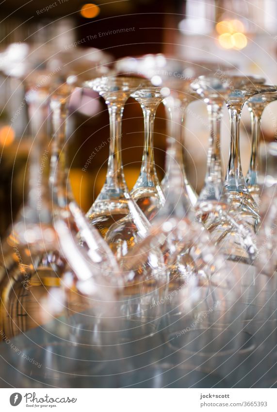 Licht trifft Weinglas Theke Lichteinfall glänzend Gastronomie durchsichtig viele Gläser Design elegant Unschärfe Stil Kunstlicht dünn Strukturen & Formen