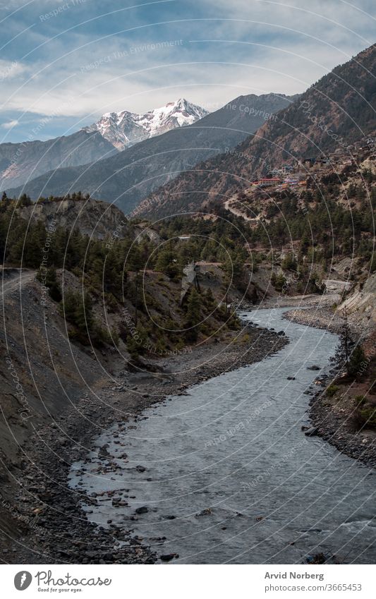 Marshyangdi-Flusstal beim Dorf Oberer Pisang und den umliegenden Bergen Abenteuer Anapurna-Pfad Annapurna Annapurna-Kreislauf Asien Hintergrund schön blau