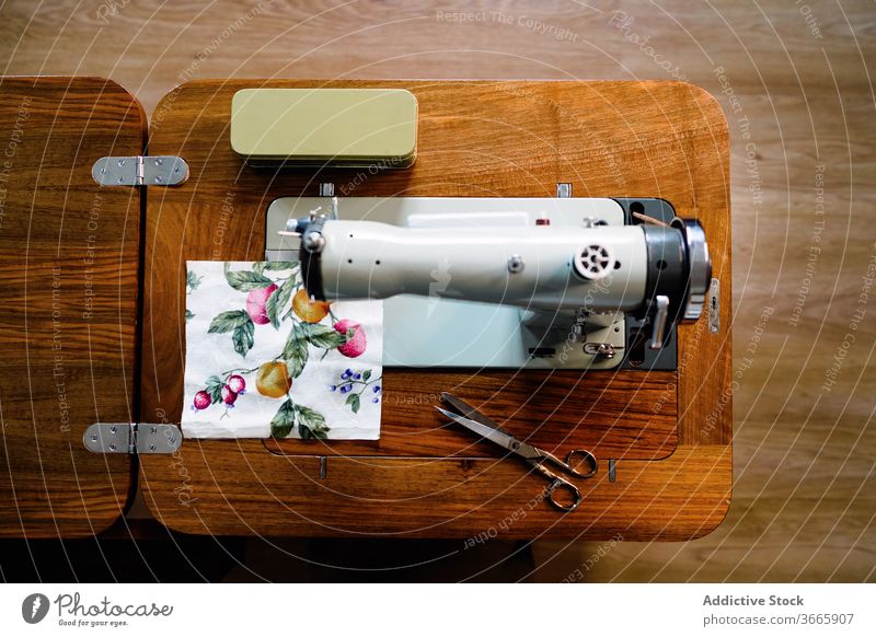 Nähmaschine und Stoffmuster mit Fruchtmuster in der Werkstatt Gewebe Probe Schere Handwerk Gerät Muster Kleinunternehmen Atelier stechend Instrument