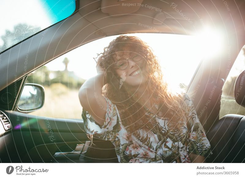 Glückliche Frau im Auto PKW Sonnenschein heiter Zahnfarbenes Lächeln Freude positiv Wochenende feminin Brille charmant genießen froh lässig anhaben Sommer