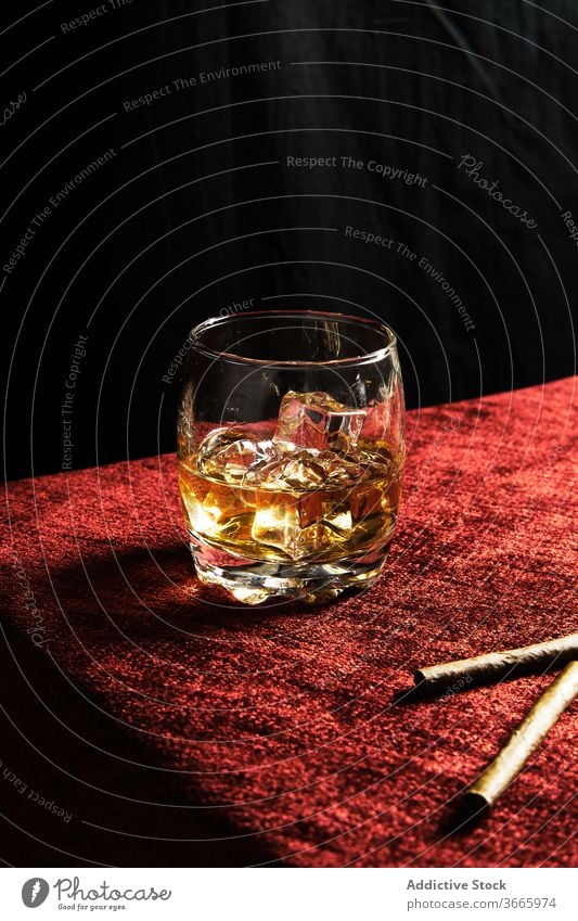 Nahaufnahme von einem Glas Whisky auf einem Tisch Alkohol Eis Scotch Whiskey Schnaps Hintergrund kalt Single Weinbrand trinken liquide Reflexion & Spiegelung