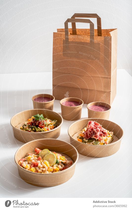 Verschiedene gesunde Lebensmittel in Schalen zum Mitnehmen auf dem Tisch Imbissbude verschiedene lecker umweltfreundlich Paket Container Garnelen-Ceviche