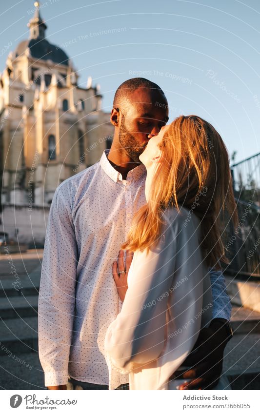 Positives multiethnisches Paar küsst sich auf der Straße Küssen Bonden Umarmen positiv offen Liebe Inhalt Madrid Zuneigung sanft lässig Lifestyle Spanien
