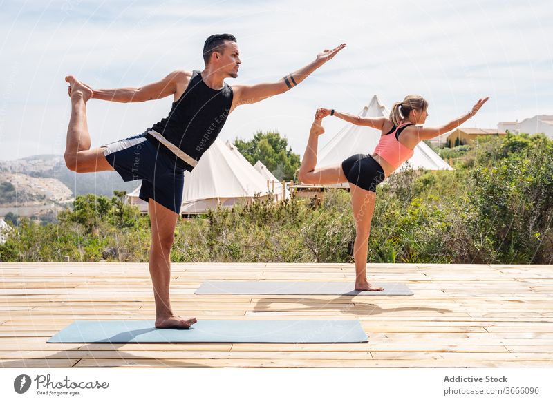 Mann und Frau posieren als Lord of Dance unter freiem Himmel Partner üben Yoga Lager Natur Aktivität Gleichgewicht Herr der Tanzpose beweglich Harmonie