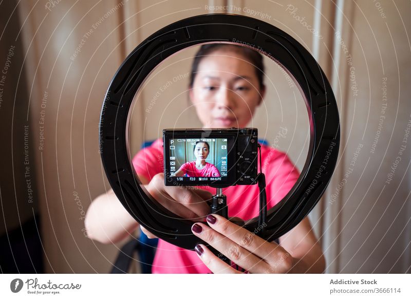 Frau nimmt Videoblog mit Kamera auf Blogger vlog Aufzeichnen Fotokamera Ring Lampe Licht Schönheit jung asiatisch ethnisch Filmmaterial modern Lifestyle online