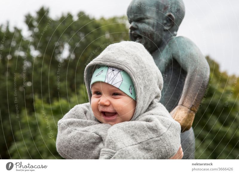Lachendes Baby vor der Statue mit weinendem Baby außerhalb im Freien Tag Kleinkind Babys Kinder eine Person Fröhlichkeit Genuss Bekleidung lässig Top mit Kapuze