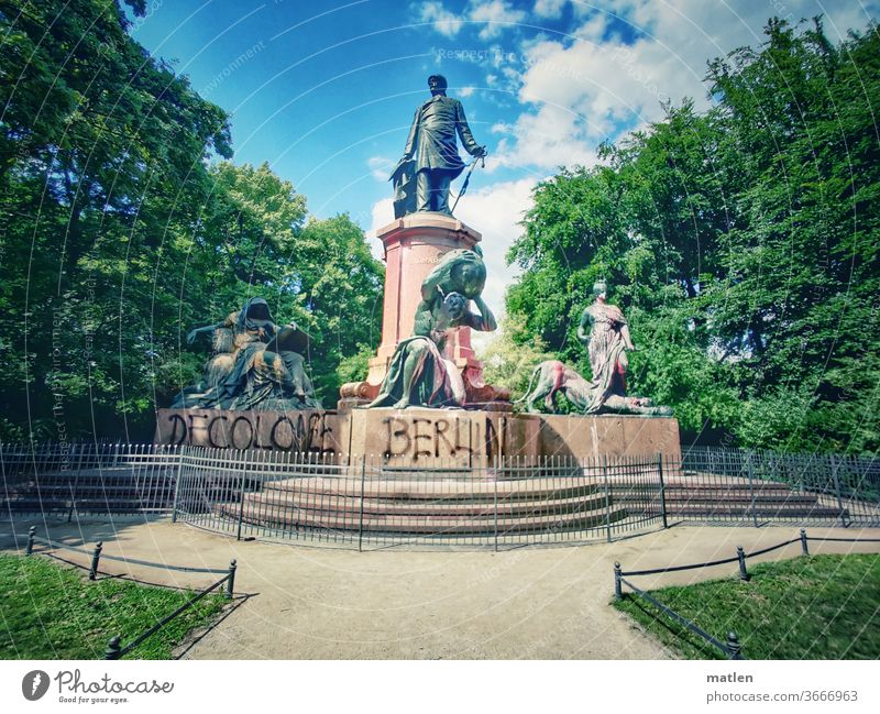 Bismarck-Denkmal decolonize Zaun Berlin Wahrzeichen Himmel Hauptstadt Aktion Rasen Sehenswürdigkeit Kunst Farbe