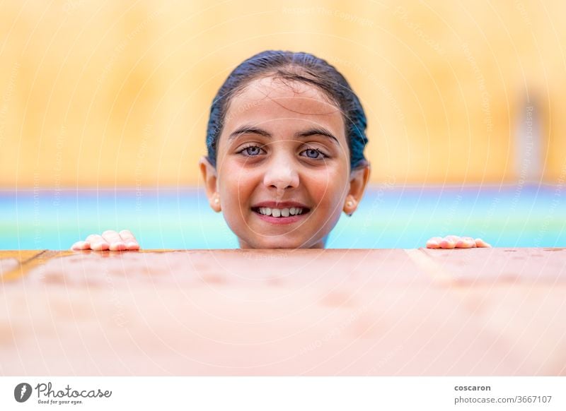 Kleines Mädchen am Rand eines Pools ins Wasser aktiv Aktivität bezaubernd Schönheit Kaukasier Kind Kindheit farbenfroh niedlich Tag Saum Genuss Gesicht Spaß