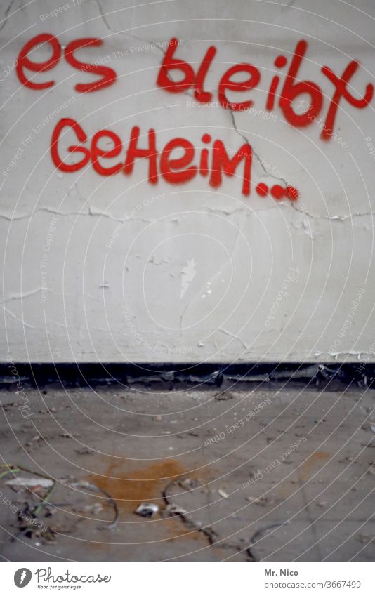 geheimnisvoll Geheimnis Graffiti rätsel Wand dreckig Schriftzeichen rebellieren sprühen Vandalismus Mauer Fassade Stadt grau Jugendkultur Wort Subkultur Kunst