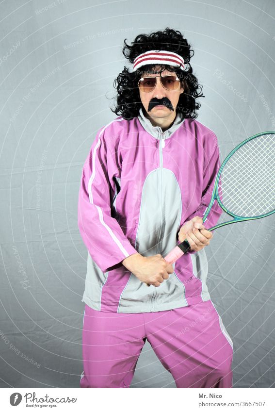 Zeitgeschichte I 80er Jahre Freizeit & Hobby Tennisschläger Trainingshose old-school retro Mode rosa Tennisspieler Körperhaltung schwarzhaarig Stirnband