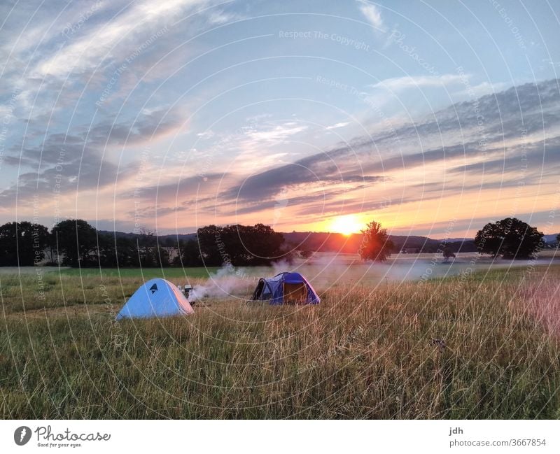 Wildcampen Sonnenaufgang Sommer wild campen Natur Zelt drausen schlafen Lagerfeuer Ferien & Urlaub & Reisen Familie Außenaufnahme Farbfoto Menschenleer