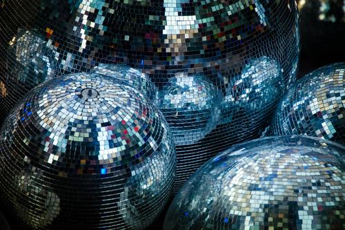 Disco Kugeln.. 1. Ganz viele glänzende Disco Kugeln beieinander stehen auf der Erde. Licht Freizeit & Hobby Party Club Tanzen Feste & Feiern Musik Diskjockey