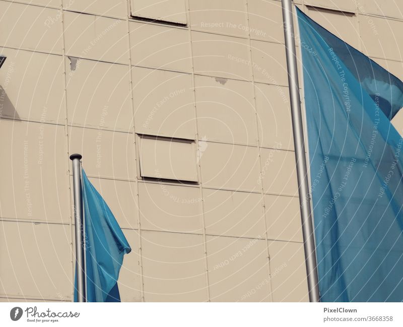 Blaue Fahnen vor einer Wand Himmel blau Fahnenmast Mauer Fassade Stadt Architektur Gebäude Menschenleer