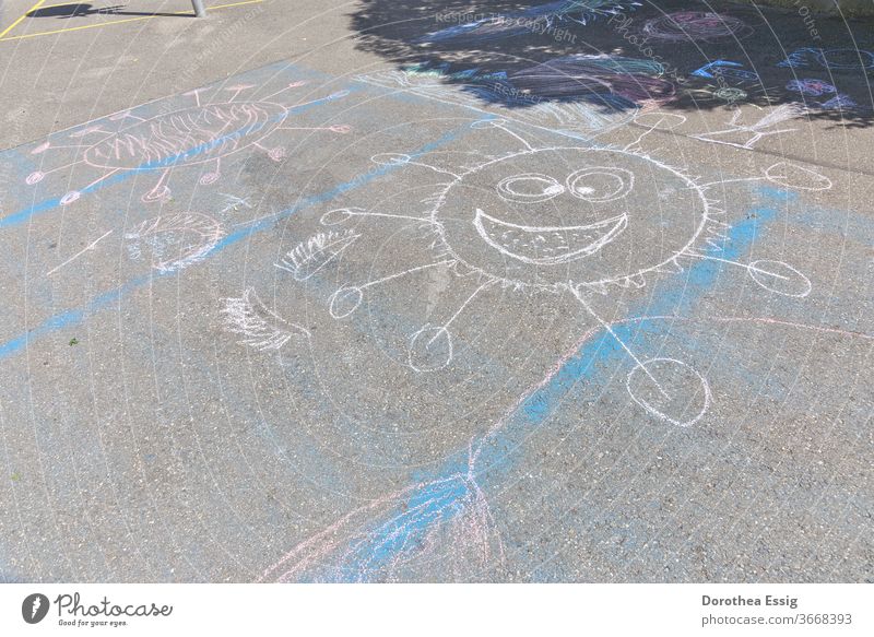 Kinder und Corona Kinderzeichnung Straßenmalerei Spielen Schulhof Beschäftigung mit der Pandemie