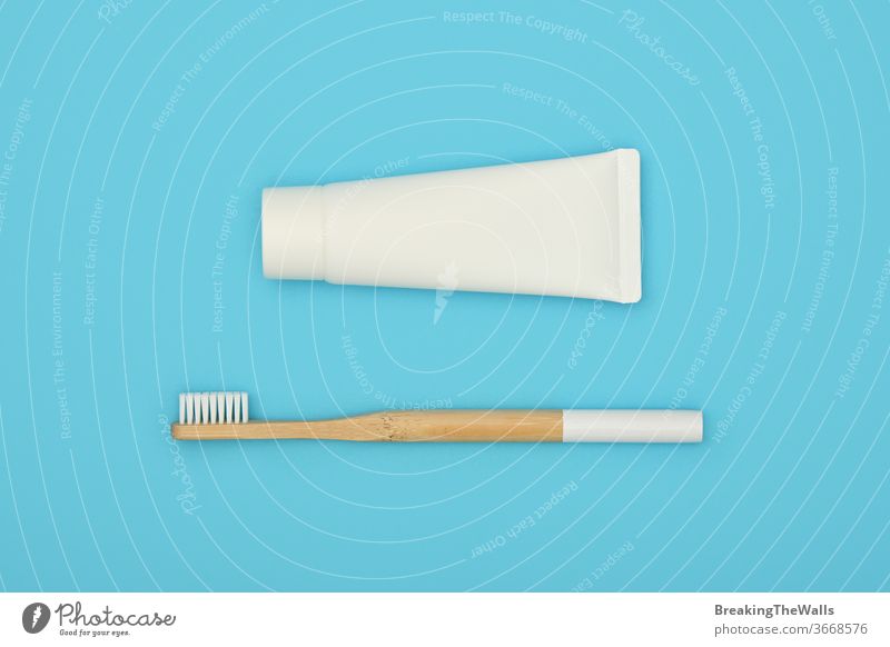 Weiße Zahnpasta und Bambus-Zahnbürste auf blau hölzern natürlich Zahncreme weiß Tube eine Nahaufnahme Kopie Raum Hintergrund dental Pflege Hygiene Produkt