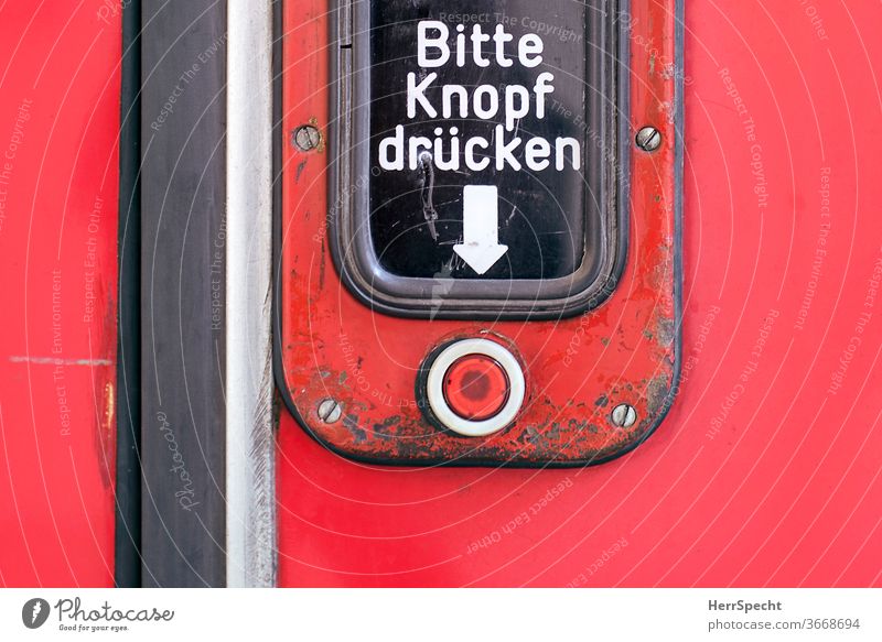 Straßenbahntür - "Bitte Knopf Drücken" Tür druckknopf Druck knopfdruck Taste öffnen Schriftzeichen Aufforderung Pfeil Mechanismus Hinweisschild rot Buchstaben