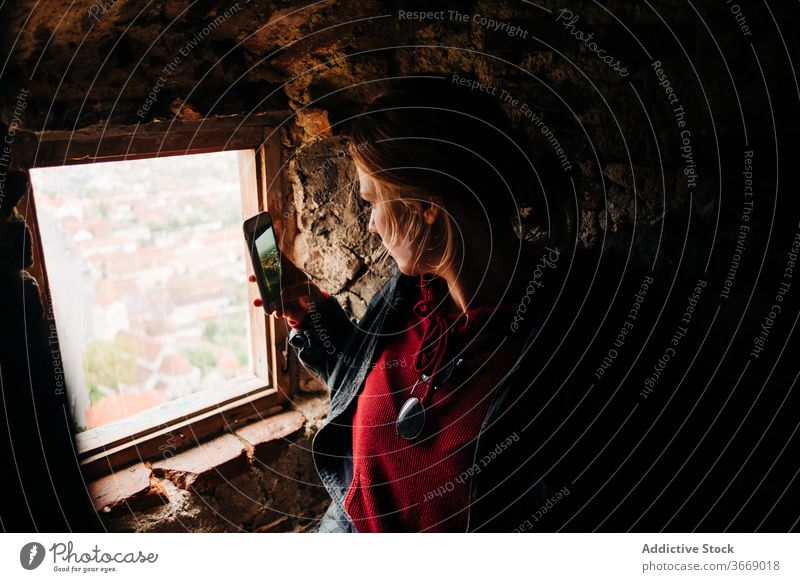 Reisende Frau fotografiert im Urlaub mit Smartphone fotografieren Stadtbild reisen Tourist schäbig Gebäude benutzend Transsilvanien Rumänien heiliger george