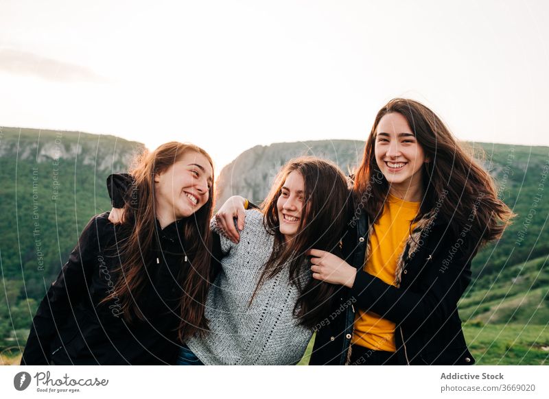Fröhliche Freundinnen umarmen sich in den Bergen Zusammensein Urlaub Berge u. Gebirge Umarmung Freundschaft Einheit Hochland Transsilvanien Rumänien