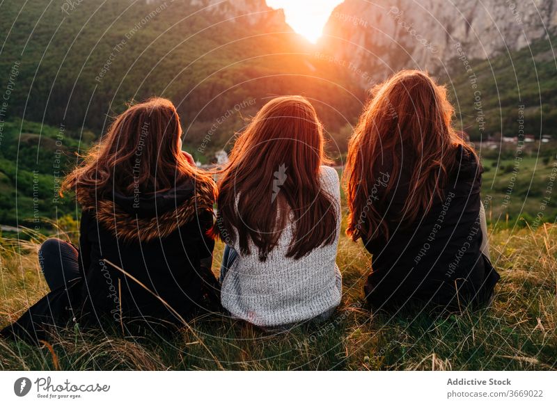 Anonyme lächelnde Frauen auf Rasen im Hochland Freund Berge u. Gebirge Sonnenuntergang Kälte Zusammensein Einheit Freundschaft Freundin Transsilvanien Rumänien