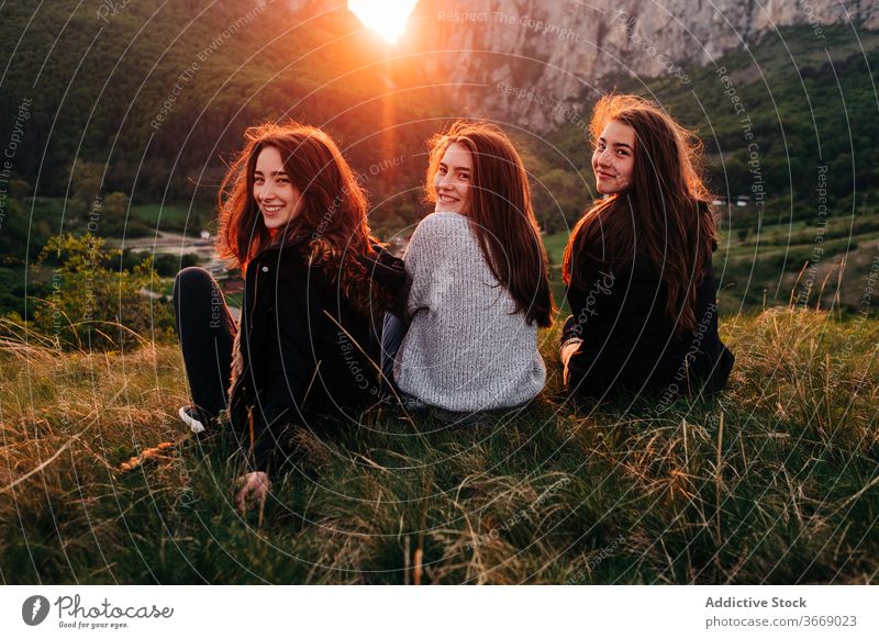 Junge lächelnde Frauen auf Rasen im Hochland Freund Berge u. Gebirge Sonnenuntergang Kälte Zusammensein Einheit Freundschaft Freundin Transsilvanien Rumänien