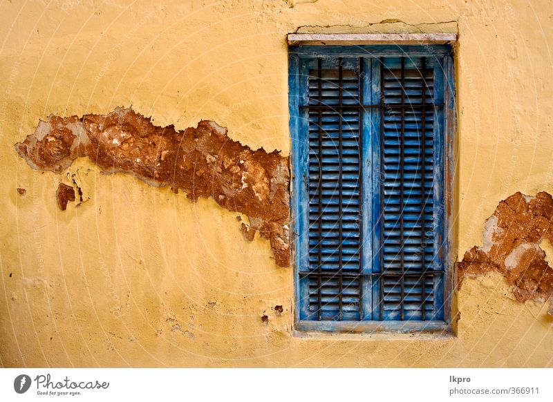 Zanzibar Gefängnisinsel und eine alte Tür Linie historisch blau braun gelb schwarz weiß Sansibar Fenster zugeklappt Wand Gitter Holz Baustein gebrochen