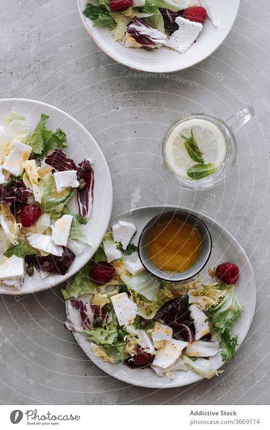 Frischer Salat mit Beeren und Gemüse Salatbeilage frisch Sommer mischen Kohlgewächse Himbeeren Gesundheit lecker Lebensmittel Wasser Zitrone Tisch Ordnung
