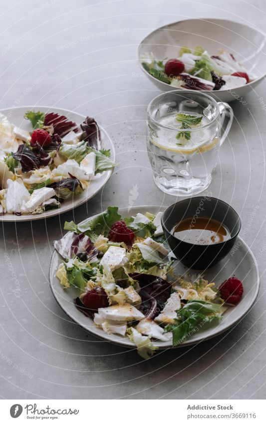 Frischer Salat mit Beeren und Gemüse Salatbeilage frisch Sommer mischen Kohlgewächse Himbeeren Gesundheit lecker Lebensmittel Wasser Zitrone Tisch Ordnung