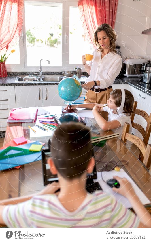 Lehrer zeigt Globus zu Junge in Headset beim Studium der Geographie Geografie Klasse Pupille lernen Bildung Wissen Lektion zeigen Kopfhörer heimwärts