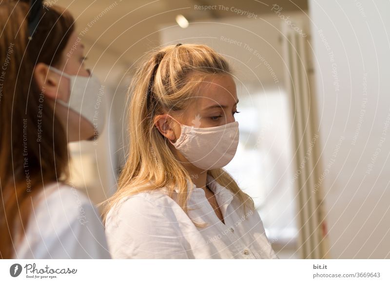 Schwestern, mit Schutzmaske, bei der Operation... Junge Frauen Geschwister Menschen feminin weiblich Maske Maskenpflicht coronavirus Corona-Virus Coronavirus
