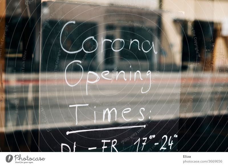 Ein Schild mit den neuen Corona Öffnungszeiten eines Gastronomiebetriebes geschlossen verkürzt Änderung Auflagen Restaurant Café Wirtschaft Krise