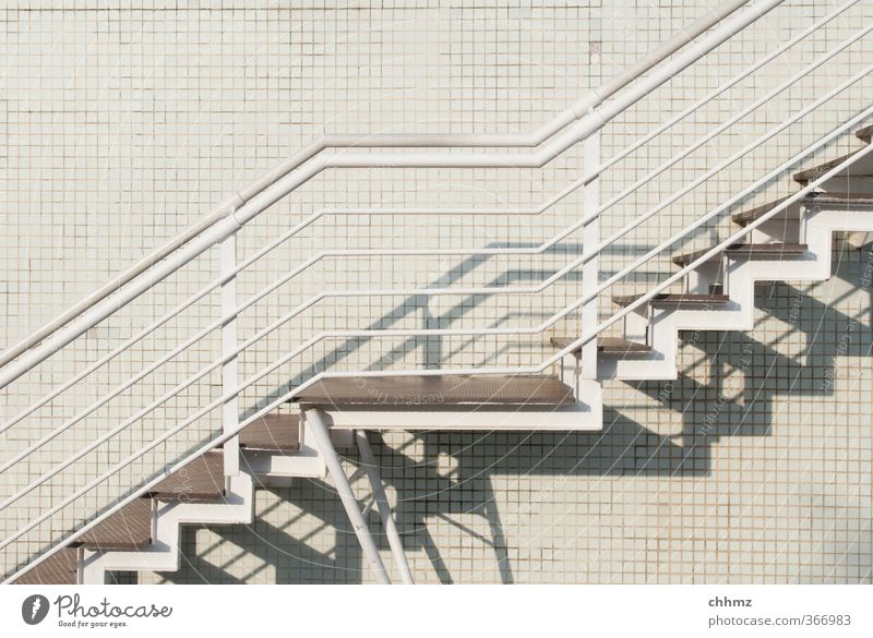 Weiße Teppe auf weißem Grund Mauer Wand Treppe Fassade Metall Design Treppengeländer steigen Fliesen u. Kacheln Verbindung Wege & Pfade Schatten parallel
