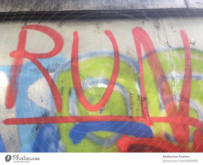 RUN - Graffiti - Hauswand Wand Mauer Außenaufnahme Farbfoto Schriftzeichen Menschenleer Tag Fassade Stadt Zeichen rot grün blau run Aufforderung Richtung grau