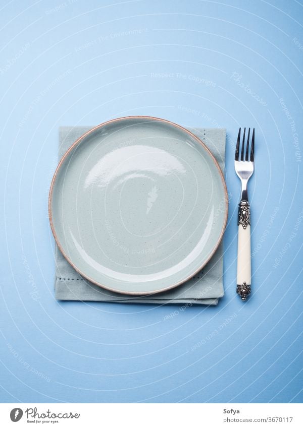 Blaue pastellfarbene Keramikschale auf Serviette mit Gabel Speise Teller leer abstrakt Konzept Lebensmittel essen dienen Einstellung Tisch blau Geschirr Design
