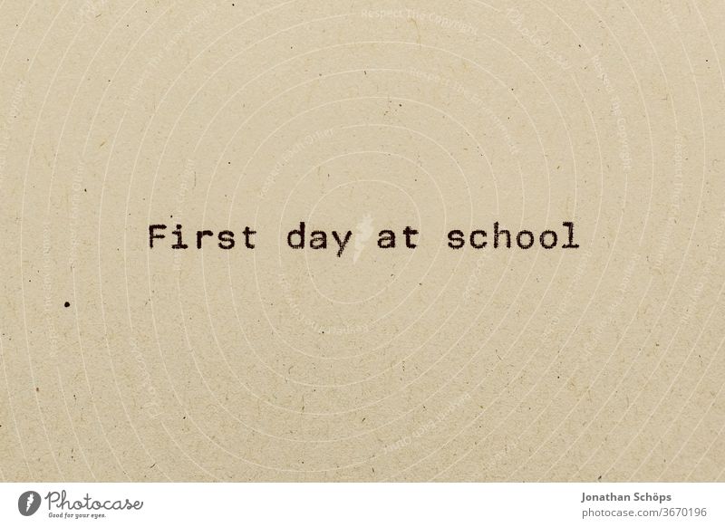 Erster Schultag als Text auf Papier mit Schreibmaschine Einschulung Grundschule Recycling Schrift Schulbeginn Typografie analog englisch erster Tag neu neustart