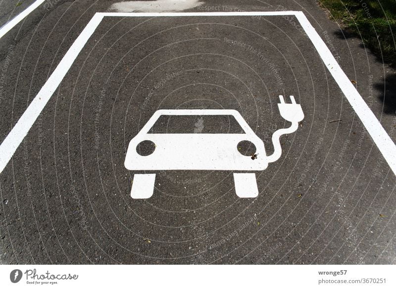 Mit Pictogramm gekennzeichneter Parkplatz für Elektroautos Straße parken Parkplatzkennzeichnung Verkehrswege Asphalt Schilder & Markierungen Menschenleer