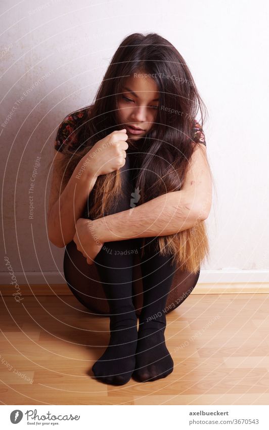 junge Frau mit Narben von Selbstverletzung an den Armen Depression SVV selbstverletzendes verhalten ritzen borderline traurig Schmerz autoaggressiv Schneiden