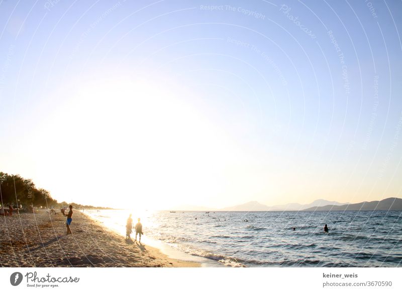 Strand der Ägäis mit wenigen Menschen im Gegenlicht Sommer Sonne Sonnenlicht Sonnenuntergang Starke Tiefenschärfe Griechenland Blendung lens flair Lensflare