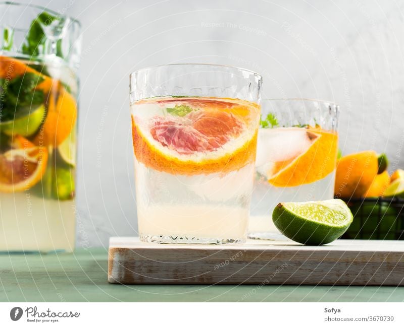 Frisches Sommer-Zitrusgetränk trinken Zitrusfrüchte Wasser Cocktail Limonade aufgegossen Entzug Blutorange Kalk Frucht Saft Mocktail Minze Soda süß hausgemacht