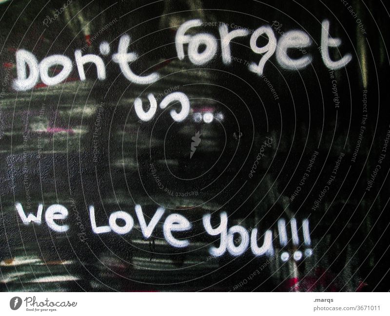 Don´t forget us Graffiti Schriftzeichen Liebe Zuneigung vergessen Gefühle Liebeserklärung Wand schwarz weiß Erinnerung Nahaufnahme