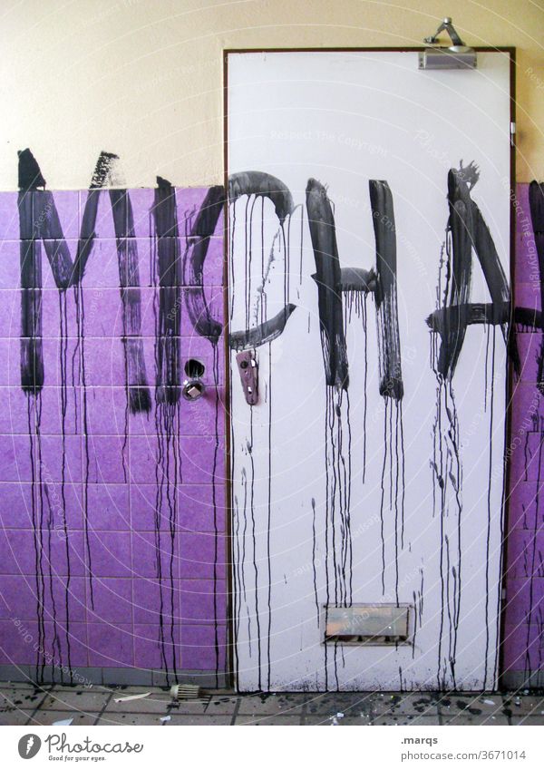 MICHA Tür Graffiti lila weiß Farbe Ausgang Eingang micha Typographie name trashig Wand