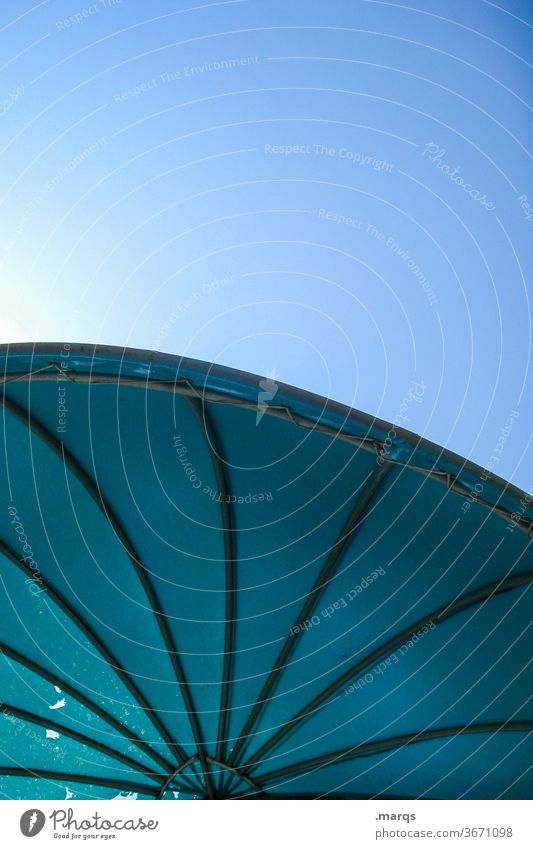 Rutsche Schwimmbad Froschperspektive Wolkenloser Himmel Kurve Sommer Wasserrutsche Freude blau Spielen Freibad Wasserbahn nass Sommerurlaub Saison