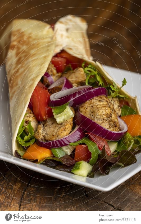 dürüm auf Holz Salat Zwiebel Essen Kebab Brötchen Durum türkisch Mahlzeit Abendessen Tomate Snack Fastfood gesund Burrito fast Sandwich Küche adana dürüm grün